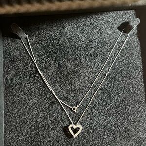 Elegant White Gold Heart-Shaped Necklace with Diamonds.